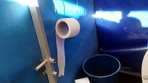 Interior de la cabina: serrín y papel siempre a mano