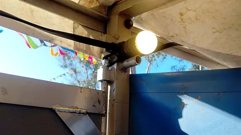 Interior de la cabina: luz LED y ventilación bajo el techo