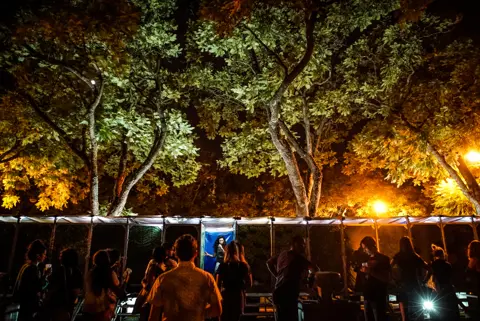 Ambiente nocturno junto a las unidades durante el evento