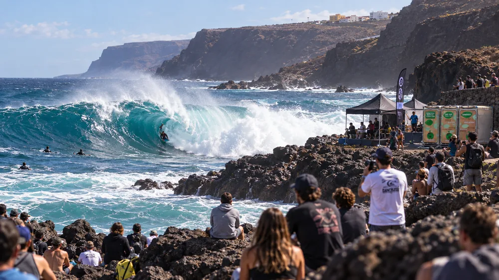 Prueba deportiva en la costa con unidades sanitarias instaladas junto al público